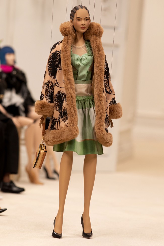 Moschino merilis koleksi spring/summer 2021 dengan menampilkan boneka tali sebagai model fashion show Milan Fashion Week.  Foto: dok. Moschino