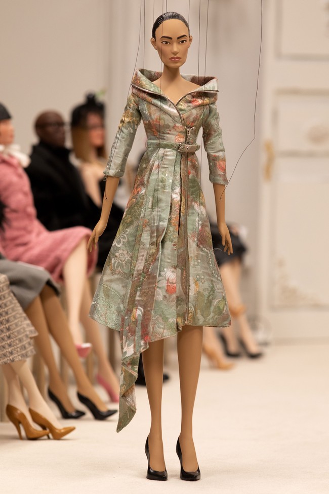 Moschino merilis koleksi spring/summer 2021 dengan menampilkan boneka tali sebagai model fashion show Milan Fashion Week.  Foto: dok. Moschino