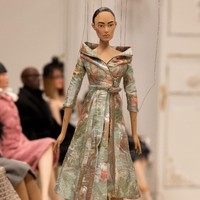 Moschino merilis koleksi spring/summer 2021 dengan menampilkan boneka tali sebagai model fashion show Milan Fashion Week.  Foto: dok. Moschino
