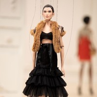 Moschino merilis koleksi spring/summer 2021 dengan menampilkan boneka tali sebagai model fashion show Milan Fashion Week.  Foto: dok. Moschino