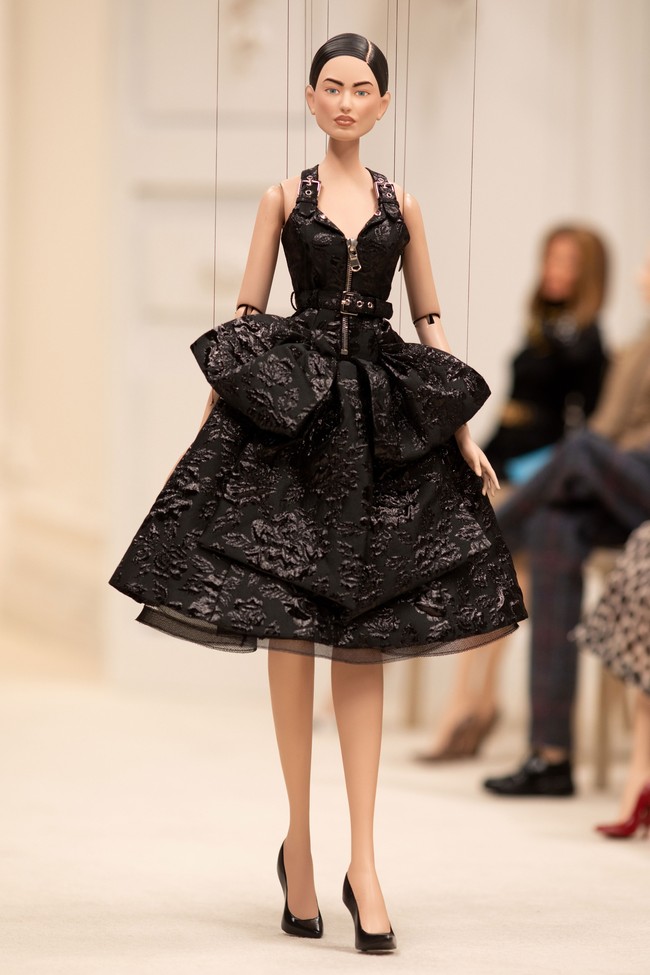 Moschino merilis koleksi spring/summer 2021 dengan menampilkan boneka tali sebagai model fashion show Milan Fashion Week.  Foto: dok. Moschino