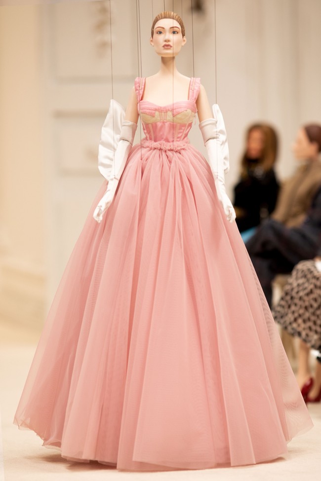 Moschino merilis koleksi spring/summer 2021 dengan menampilkan boneka tali sebagai model fashion show Milan Fashion Week.  Foto: dok. Moschino