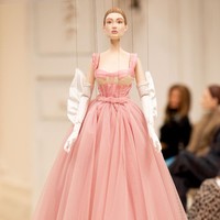 Moschino merilis koleksi spring/summer 2021 dengan menampilkan boneka tali sebagai model fashion show Milan Fashion Week.  Foto: dok. Moschino