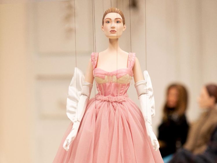 10 Koleksi Terbaru Moschino yang Diperagakan Boneka di Milan Fashion Week