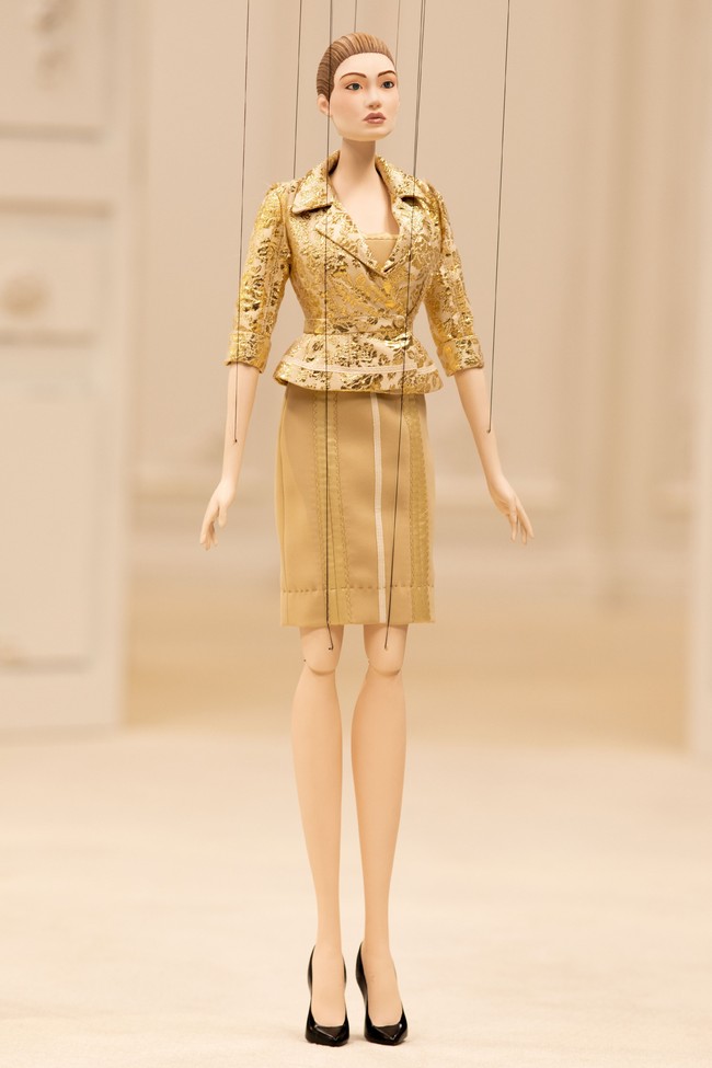 Moschino merilis koleksi spring/summer 2021 dengan menampilkan boneka tali sebagai model fashion show Milan Fashion Week.  Foto: dok. Moschino