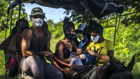 Langkah-langkah protokol kesehatan pun masih diberlakukan, seperti memakai masker dan menjaga jarak. (Ramon Espinosa/AP)