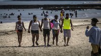  Sejak April, perjalanan laut udara hingga sektor pariwisata dibatasi, termasuk penutupan bar, restoran dan pantai. Tapi kini pembatasan dilonggarkan untuk menarik kembali wisatawan selama periode puncak yang biasanya terjadi di bulan November-Maret. (Ramon Espinosa/AP)