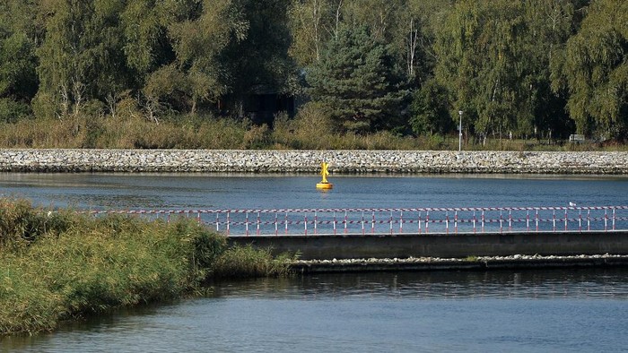A bouy marks the site of a Second World War Tallboy bomb in the Piast Canal (Kanal Piastowski), near Swinoujscie, northwestern Poland, on October 9, 2020, where Polish divers are expected to defuse the bomb on October 12, 2020. - Polish military divers are due to begin a delicate operation on October 12, 2020 to defuse one of World War IIs most powerful types of bombs at the bottom of a navigation channel to the Baltic Sea. The five-tonne device -- nicknamed 