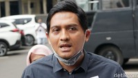 Lucky pun heran karena orang yang melaporkannya itu adalah seorang tersangka atas kasus penipuan.yang menimpa dirinya. Pool/Palevi S/detikFoto.