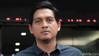 Lucky Hakim datang untuk menanyakan status hukumnya usai dilaporkan seseorang atas kasus pencemaran. Pool/Noel/detikFoto.