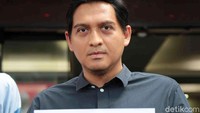 Ini adalah wajah tersangka penipuan dan yang melaporkan dirinya atas kasus pencemaran nama baik. Pool/Noel/detikFoto.