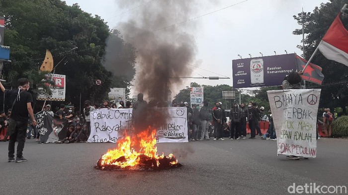 Mahasiswa Bogor demo tolak Omnibus Law.