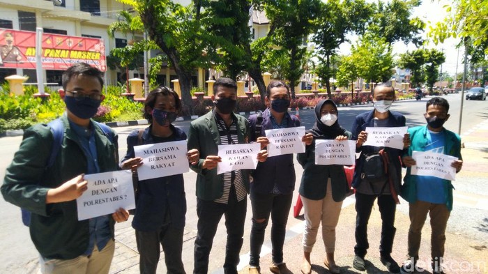 Mahasiswa datangi Polrestabes Semarang minta penangguhan penahanan 4 rekannya, Semarang, Rabu (14/10/2020).