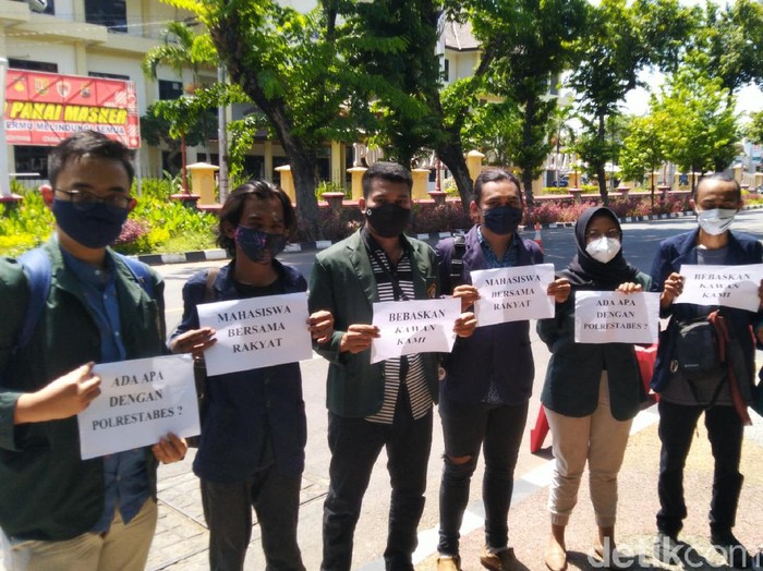 Mahasiswa datangi Polrestabes Semarang minta penangguhan penahanan 4 rekannya, Semarang, Rabu (14/10/2020).