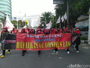 Massa Buruh Tolak Omnibus Law Long March ke Arah Patung Kuda, Lalin Tersendat