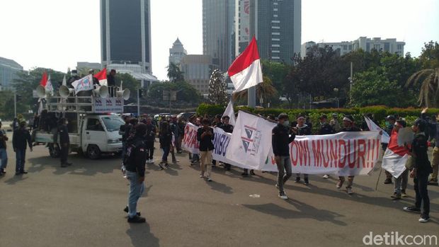 Massa buruh longmarch tolak omnibus law.