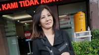 Medina sendiri datang ke Polres untuk melaporkan seseorang atas kasus pencemaran dengan pasal ITE. Pool/Palevi S/detikFoto.