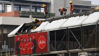 Pekerja tengah melakukan pengerjaan renovasi pusat perbelanjaan Sarinah.