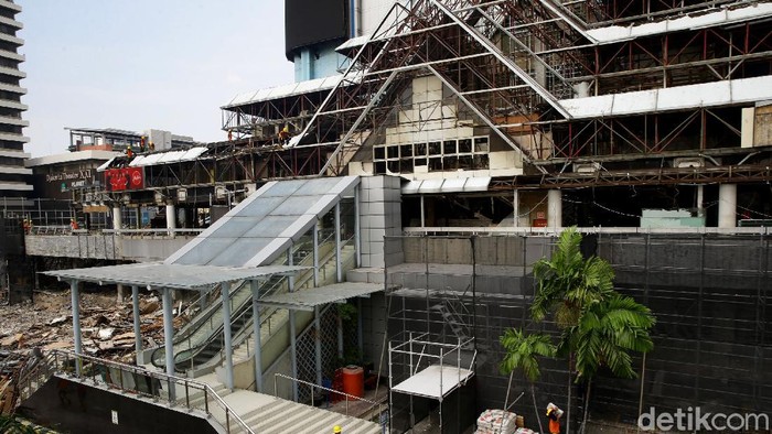 Melihat Lebih Dekat Renovasi Sarinah yang Telan Biaya Ratusan Miliar Renovasi pusat perbelanjaan Sarinah terus dikebut di tengah pandemi. Estimasi sementara untuk pemugaran termasuk renovasi menelan biaya Rp 700 miliar.