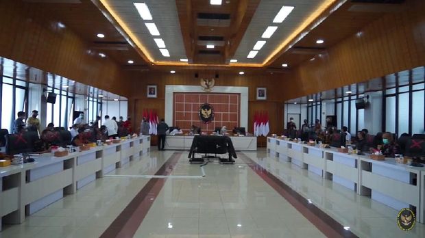 Menko Polhukam Mahfud Md berdialog dengan perwakilan buruh se-Jatim. Mahfud berjanji kritik dari buruh dijadikan catatan rancangan peraturan pemerintah (PP). (YouTube Kemenko Polhukam RI)