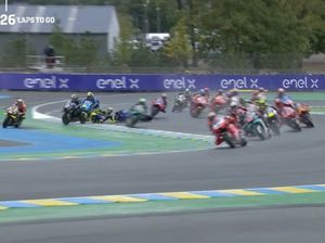 Video: Momen Kaki Rossi Nyaris Terlindas Motor Joan Mir