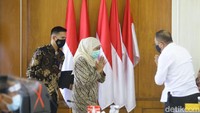 Khofifah mengakui bahwa dirinya pun masih terus mempelajari detail UU tersebut agar bisa memahami secara utuh UU Cipta Kerja. Utamanya, pasal-pasal yang dinilai kontroversial dan mengganjal oleh pekerja dan buruh.