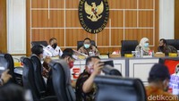 Khofifah berharap, para ASN, akademisi, tokoh masyarakat, perwakilan buruh, dan mahasiswa bersedia masuk dalam tim tersebut sehingga bisa membantu menyosialisasikan UU Cipta Kerja kepada masyarakat luas.