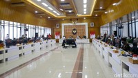 Lebih lanjut, Mantan Mensos RI ini berpesan agar seluruh ASN Pemprov Jatim ikut aktif dalam menangkal hoax dan membantu menyampaikan narasi yang konstruktif serta produktif kepada masyarakat luas terkait UU Cipta Kerja.