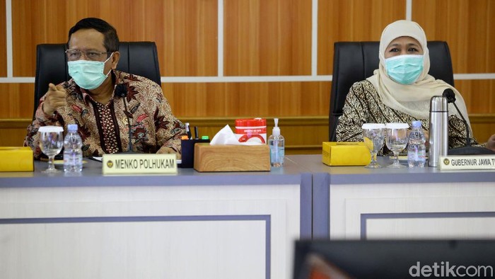 Momen Khofifah Rakor Bersama Mahfud MD Bahas Omnibus Law Gubernur Jawa Timur, Khofifah Indar Parawansa mengikuti rakor bersama Menkopolhukam dan Menko Perekonomian terkait sinergitas kebijakan Pemerintah Pusat dan Daerah.