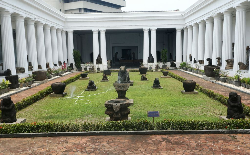Museum Nasional Indonesia terletak di Jalan Merdeka Barat, Jakarta Pusat. Di masa pemberlakuan PSBB ketat oleh Pemprov DKI Jakarta, Museum Nasional Indonesia sempat ditutup kembali selama beberapa pekan.