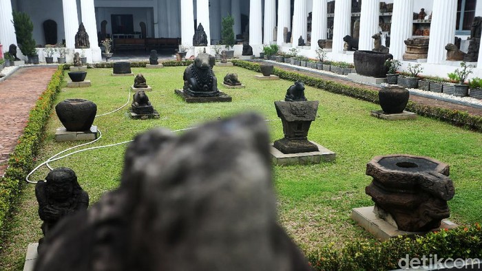 Museum Nasional Indonesia terletak di Jalan Merdeka Barat, Jakarta Pusat. Di masa pemberlakuan PSBB ketat oleh Pemprov DKI Jakarta, Museum Nasional Indonesia sempat ditutup kembali selama beberapa pekan.