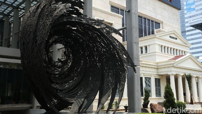 Museum Nasional Indonesia terletak di Jalan Merdeka Barat, Jakarta Pusat. Di masa pemberlakuan PSBB ketat oleh Pemprov DKI Jakarta, Museum Nasional Indonesia sempat ditutup kembali selama beberapa pekan.