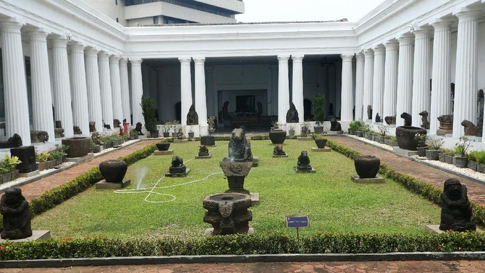 Museum Nasional Indonesia terletak di Jalan Merdeka Barat, Jakarta Pusat. Di masa pemberlakuan PSBB ketat oleh Pemprov DKI Jakarta, Museum Nasional Indonesia sempat ditutup kembali selama beberapa pekan.