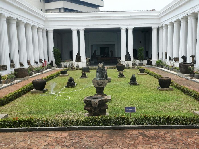 Museum Nasional Indonesia terletak di Jalan Merdeka Barat, Jakarta Pusat. Di masa pemberlakuan PSBB ketat oleh Pemprov DKI Jakarta, Museum Nasional Indonesia sempat ditutup kembali selama beberapa pekan.