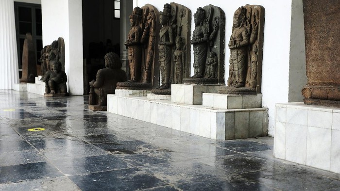 Museum Nasional Indonesia terletak di Jalan Merdeka Barat, Jakarta Pusat. Di masa pemberlakuan PSBB ketat oleh Pemprov DKI Jakarta, Museum Nasional Indonesia sempat ditutup kembali selama beberapa pekan.