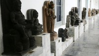 Tanda jaga jarak untuk pengunjung juga telah terpasang di museum tersebut.