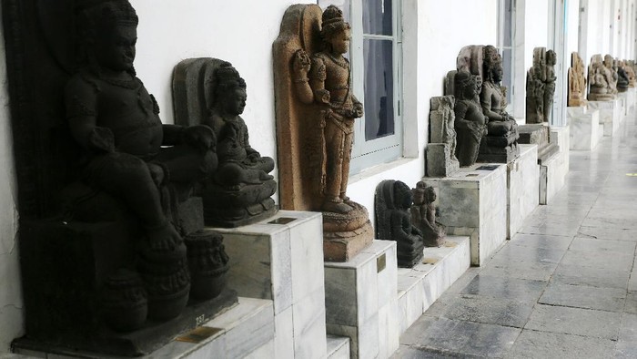 Museum Nasional Indonesia terletak di Jalan Merdeka Barat, Jakarta Pusat. Di masa pemberlakuan PSBB ketat oleh Pemprov DKI Jakarta, Museum Nasional Indonesia sempat ditutup kembali selama beberapa pekan.