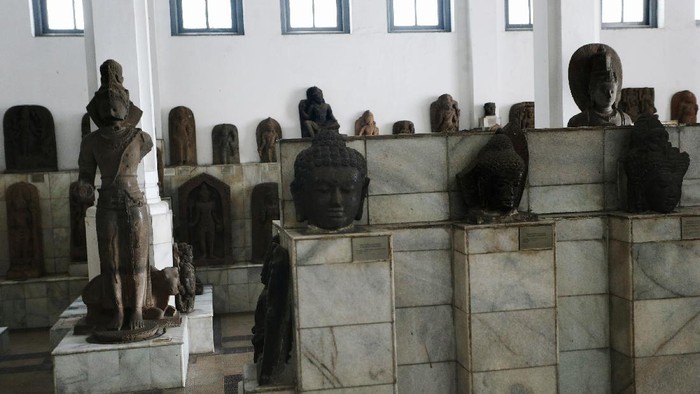 Museum Nasional Indonesia terletak di Jalan Merdeka Barat, Jakarta Pusat. Di masa pemberlakuan PSBB ketat oleh Pemprov DKI Jakarta, Museum Nasional Indonesia sempat ditutup kembali selama beberapa pekan.