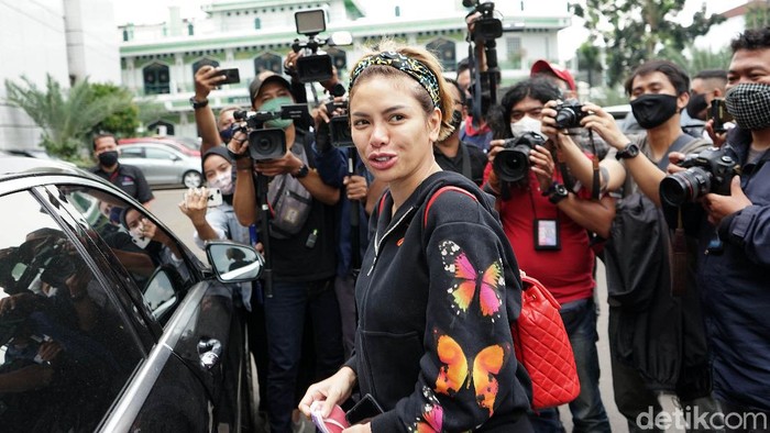 Nikita Mirzani saat ditemui di Polres Jakarta Selatan.