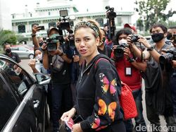 Detik-detik Nikita Mirzani Ditangkap Polisi di Mal Jakarta Selatan