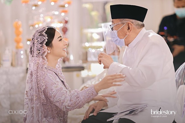 Dalam pengajian itu Nikita Willy tampak cantik dan anggun dengan mengenakan busana serba ungu. Foto: Instagram/@thebridestory