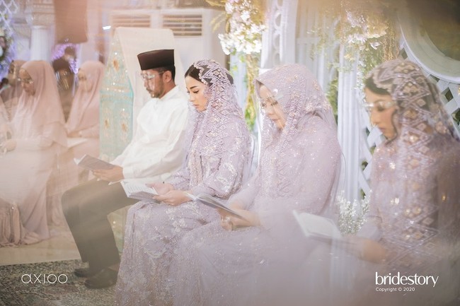 Acara pengajian Nikita Willy jelang pernikahannya dengan Indra Priawan terlihat sangat khusyuk. Foto: Instagram/@thebridestory