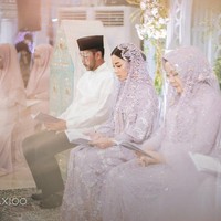 Acara pengajian Nikita Willy jelang pernikahannya dengan Indra Priawan terlihat sangat khusyuk. Foto: Instagram/@thebridestory