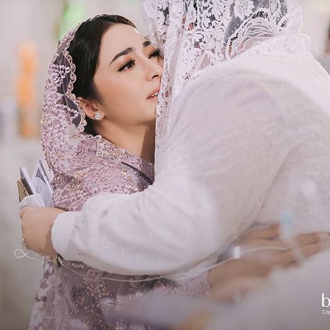 Suasana haru dalam pengajian sangat terasa proses sungkeman berlangsung. Foto: Instagram/@thebridestory