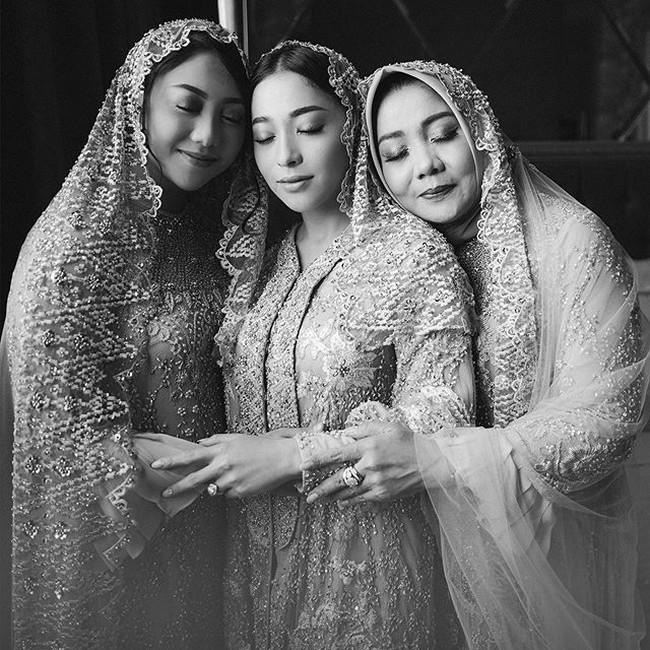 Sebelum acara pengajian dimulai, Nikita tidak lupa mengabadikan momen spesial dalam hidupnya bersama adik dan ibunda tercinta. Foto: Instagram/@thebridestory