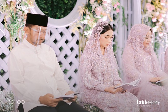 Nikita Willy mengenakan abaya berwarna lilac hasil rancangan dari desainer Asky Febrianti. Penampilannya itu dilengkapi dengan heels berwarna senada. Foto: Instagram/@thebridestory