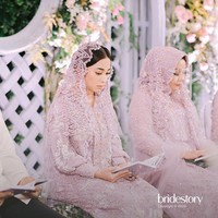 Nikita Willy mengenakan abaya berwarna lilac hasil rancangan dari desainer Asky Febrianti. Penampilannya itu dilengkapi dengan heels berwarna senada. Foto: Instagram/@thebridestory