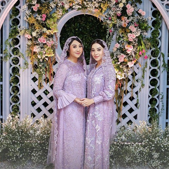 Setelah pengajian berlangsung, Nikita Willy kembali berpose bersama adiknya, Winona Willy. Keduanya sama-sama terlihat cantik ya.. Foto: Instagram/@thebridestory