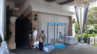 Tak lupa pihak keluarga juga tetap menerapkan protokol kesehatan. Foto: Hanif/detikHOT