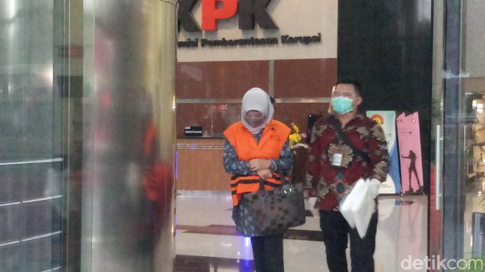 Nurhasanah, tersangka kasus dugaan suap mantan Gubernur Sumut Gatot Pujo Nugroho.